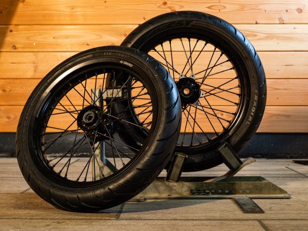 17 inch wielen (supermotard) met straatbanden voor Surron Ultra Bee